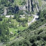 Blick hinunter zur Bus-Endhaltestelle am Mauvoisin-Stausee