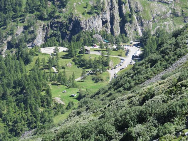 Blick hinunter zur Bus-Endhaltestelle am Mauvoisin-Stausee