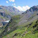 Blick zurück zur Staumauer, rechts die Aussichtsterrasse von Pierre à Vire und der Schuttkegel vom Gebirgsbach Dyure de Pazagn