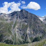schönes Breitbildfoto. In der Bildmitte der Pleureur, rechts davon der Glacier du Giétro und der Mont Blanc de Cheilon