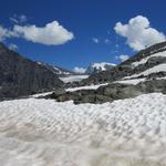 die Aussicht wird immer Alpiner. Zwischen den Felsen taucht der Glacier du Giétro und der Mont Blanc de Cheilon auf