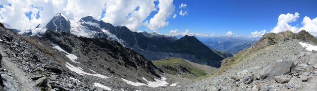 schönes Breitbildfoto aufgenommen kurz vor dem Col des Otanes. Rechts tief unter uns, das Val de Bagnes