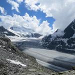 auf dem Pass können wir einen traumhaften Blick zur Nordflanke des Grand Combin und den riesigen Corbassièregletscher werfen