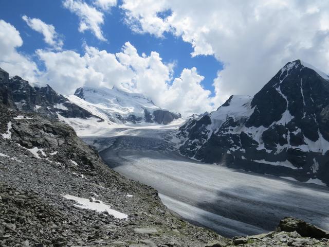 auf dem Pass können wir einen traumhaften Blick zur Nordflanke des Grand Combin und den riesigen Corbassièregletscher werfen