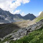 der Weg führt uns alles auf der riesigen Seitenmoräne entlang, zur Cabane FXB Panossière