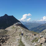 auf der Seitenmoräne geht nun zur Hütte. Eine unvergessliche Unterkunft inmitten einer wilden Gebirgslandschaft