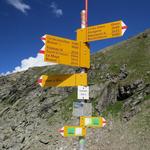 Wegweiser bei der Cabane FXB Panossière 2645 m.ü.M.