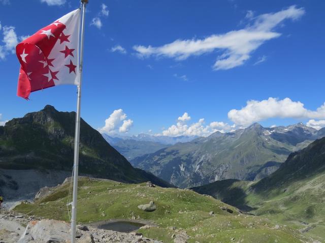 Aussicht von der Hüttenterrasse hinunter ins Val de Bagnes