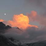 die Sonne geht unter, und der Mond taucht hinter dem Grand Combin auf