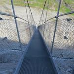 die grosse Hängebrücke überspannt die Dyure de Corbassière und die Gletscherzunge des gleichnamigen Gletscher