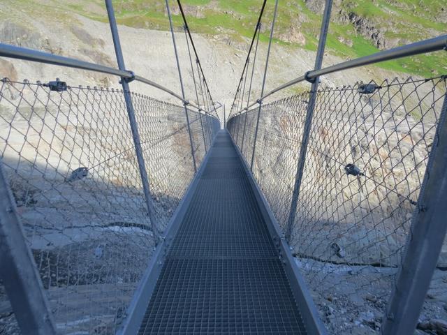 die grosse Hängebrücke überspannt die Dyure de Corbassière und die Gletscherzunge des gleichnamigen Gletscher