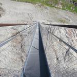 wir überqueren die schöne Hängebrücke mit einer Spannweite von ca. 200m und geniessen die grandiose Aussicht auf den Gletsch