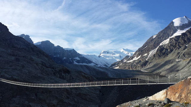 Blick zurück zur Hängebrücke und den Glacier de Corbassière...