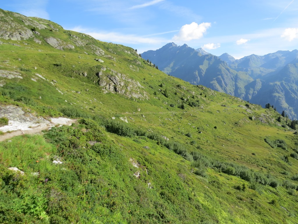 auf schönem Bergwanderweg geht es zum nächsten Hangrücken