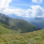 Breitbildfoto aufgenommen auf dem Col de Mille mit Blick zurück ins Val de Bagnes. Links der Mont Brûlé