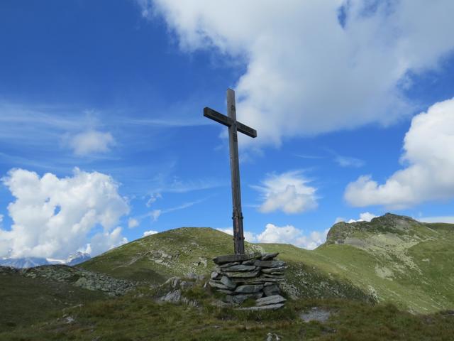 Gipfelkreuz bei der Cabane. Dahinter der Mont Brûlé