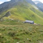 die Cabane de Mille. Links davon der gleichnamige Pass