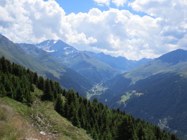 Blick ins Val d'Entremont und Bourg St.Pierre. Links der Mont Vélan