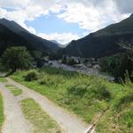 nach der Kapelle überqueren wir die Hauptstrasse und stehen danach im Dorfzentrum vom pittoresken Bourg St.Pierre 1632 m.ü.M.