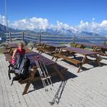 hier auf der Terrasse mit schönster Aussicht legen wir eine Kaffeepause ein