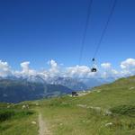 über uns schwebt wieder die Gondelbahn auf den Mont Fort