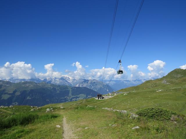 über uns schwebt wieder die Gondelbahn auf den Mont Fort