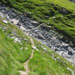 der Wanderweg überquert trockene Bäche, die bei Regen aber schnell anschwellen