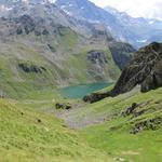 unvermittelt zeigt sich der Lac de Louvie