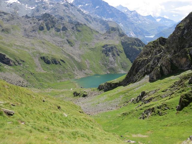 unvermittelt zeigt sich der Lac de Louvie