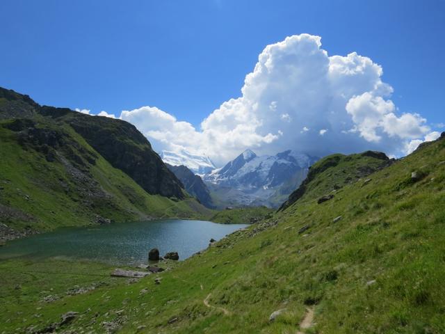 was für ein Panorama während dem hinunterlaufen zum Lac de Louvie