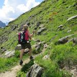 der Wanderweg führt uns an der Weggabelung 2224 m.ü.M. vorbei. Hier stösst der Wanderweg von der Têtes de Louvie hinzu