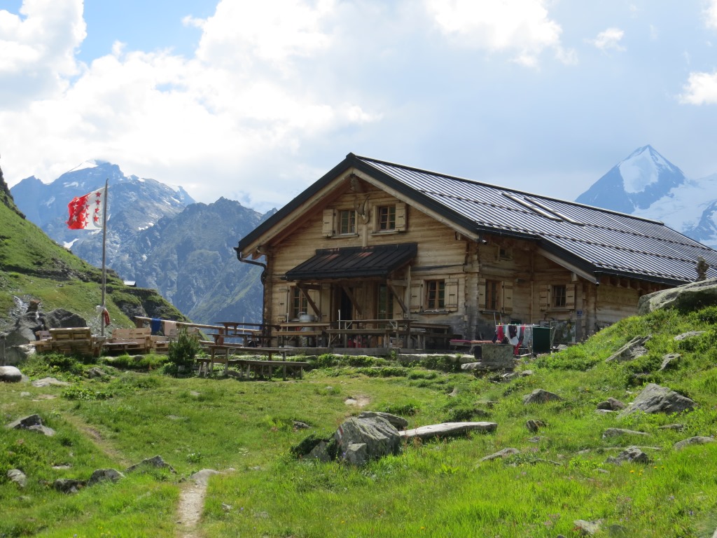 wir erreichen die auf dem südlichen Seehöcker gelegene gleichnamige Cabane 2250 m.ü.M.