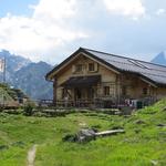 wir erreichen die auf dem südlichen Seehöcker gelegene gleichnamige Cabane 2250 m.ü.M.