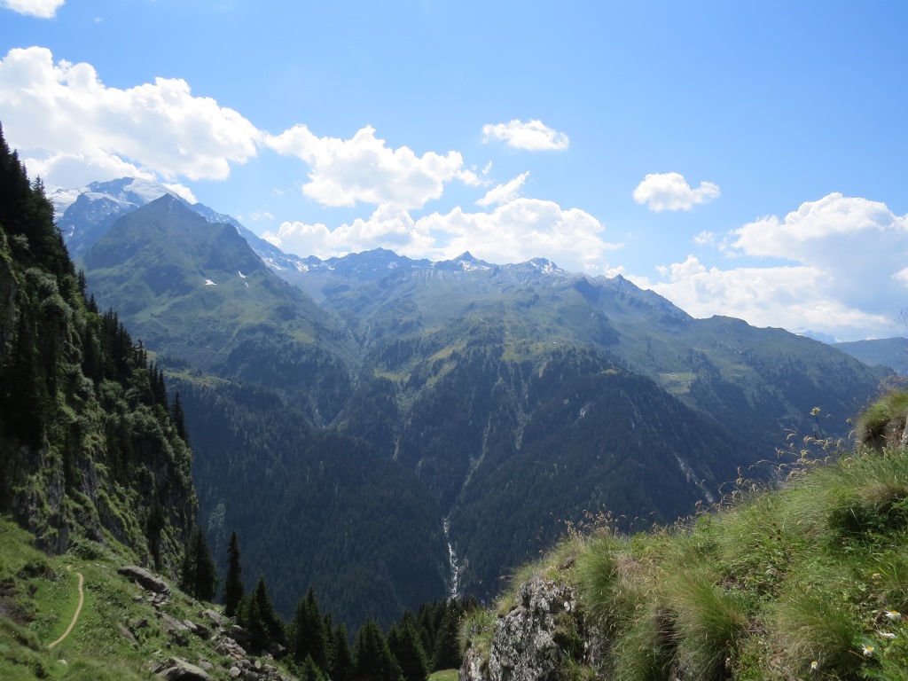 Blick auf die gegenüberliegende Talseite des tiefeingeschnittenen Val de Bagnes...