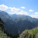 Blick auf die gegenüberliegende Talseite des tiefeingeschnittenen Val de Bagnes...