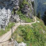 der Bergweg führt uns nun durch die von Felsen...