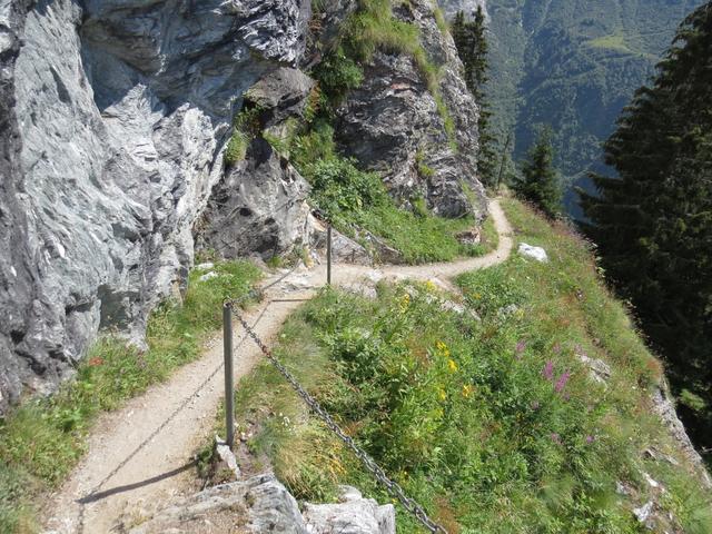 der Bergweg führt uns nun durch die von Felsen...