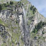 Blick hinauf zum schönen Wasserfall oberhalb von Fionnay