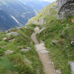 bei Plan du Tsenau fällt der Wanderweg steil in die Tiefe