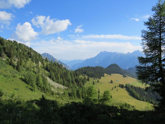 von rechts stösst der Wanderweg von der Alp L'Arpille hinzu