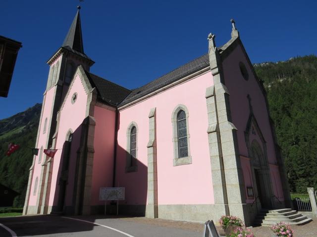 Start der heutigen Wanderung ist bei der farbigen Kirche von Trient 1281 m.ü.M.