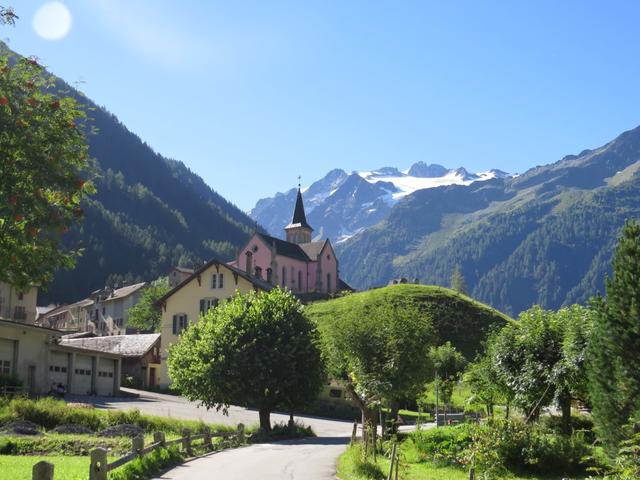 Blick zurück nach Trient mit der Kirche auf dem kleinen Hügel