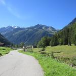 der Wanderweg führt uns zuerst zum Ortsteil Le Peuty