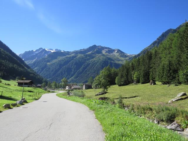 der Wanderweg führt uns zuerst zum Ortsteil Le Peuty