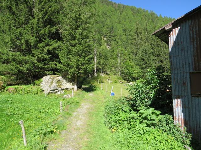 wo gegenüber der Bachbrücke der Bergweg nach Les Tseppes beginnt