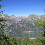 Blick auf die gegenüberliegende Talseite zum Lac d'Emosson. Sofort kommt uns die Wanderung zum Le Cheval Blanc in den Sinn