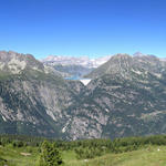 sehr schönes Breitbildfoto. Links französische Grenze, Lac d'Emosson, Mont Ruan, rechts Rhonetal mit Grand Muveran