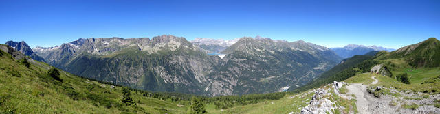 sehr schönes Breitbildfoto. Links französische Grenze, Lac d'Emosson, Mont Ruan, rechts Rhonetal mit Grand Muveran