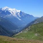...präsentiert sich in seiner ganzen Weite und Vielgestaltigkeit, überragt vom majestätischen Eisgipfel des Mont Blanc