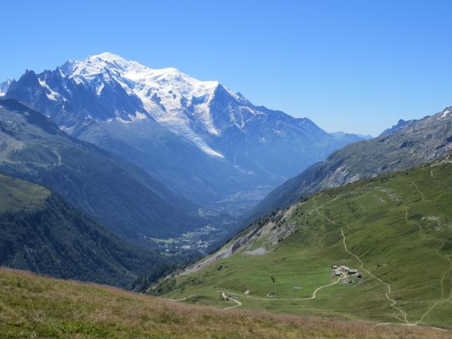 ...präsentiert sich in seiner ganzen Weite und Vielgestaltigkeit, überragt vom majestätischen Eisgipfel des Mont Blanc